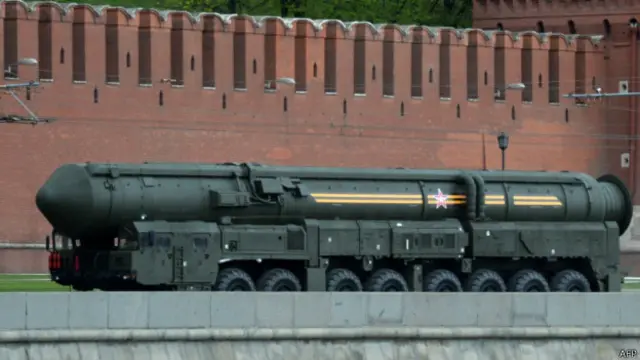 俄罗斯陆军洲际弹道导弹运载车驶过红场参加彩排（07/05/2014）