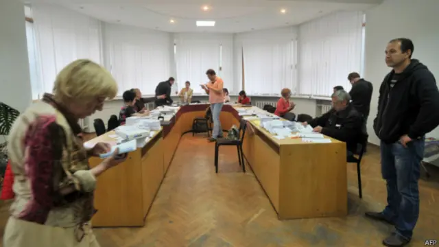 مشرقی یوکرین کے دو علاقوں میں خودمختار حکومت کے لیے ریفرنڈم کرائے جا رہے ہیں