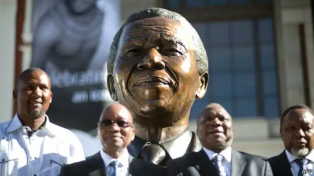 رهبری حزب حاکم همچنان به پشتوانه مبارزه ضدآپارتاید و شخصیت ماندلا متکی است