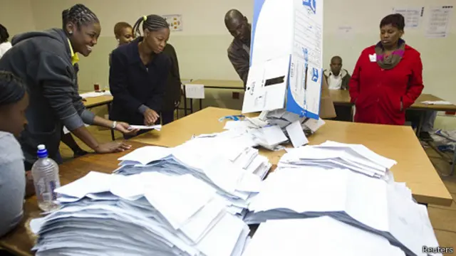 نتیجه مقدماتی حاکی از پیروزی کنگره ملی آفریقا همراه با کاهش آرای آن نسبت به دوره قبل است