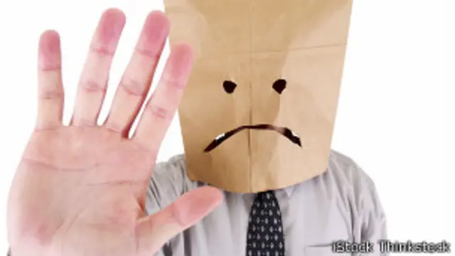 Empleado de corbata con una bolsa de papel en la cabeza