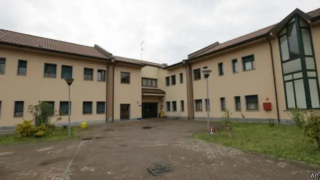 قالت دار رعاية المسنين الكاثوليكية إن بيرلسكوني سيعامل مثل كل المساعدين العاملين في الدار.