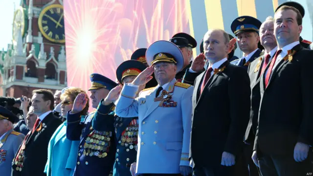 За парадом следили президент Владимир Путин и премьер Дмитрий Медведев.фото: AFP