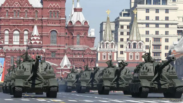 رژه "سالگرد پیروزی" امسال نسبت به سال گذشته مفصل‌تر و طولانی‌تر بود