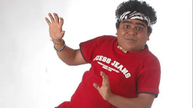 संजय नाडेकर अफ़सोस जताते हैं कि बौने कलाकारों को पैसे कम देते हैं.