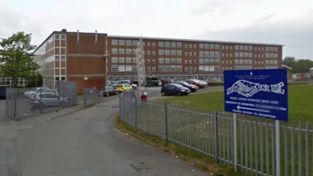 因“做爱门”而成为新闻的中学,Ysgol Gyfun Tawe中学。