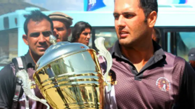 د افغانستان کرېکټ لوبډلې مشر محمد نبي د بدخشان ناورین ځپلو ته تسلیت ووایه او د بري جام یې هغوی ته ډالۍ کړ