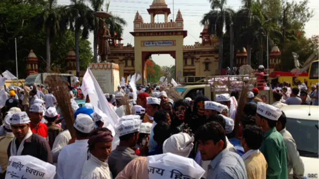 वाराणसी में केजरीवाल का रोड शो