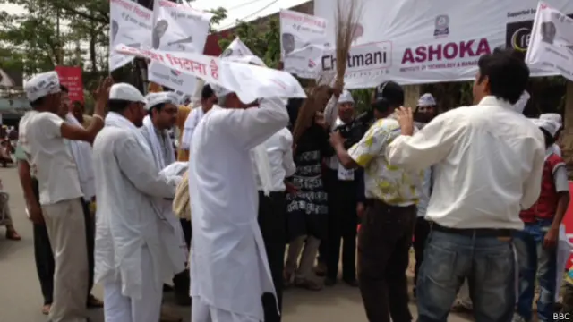 वाराणसी में केजरीवाल का रोड शो