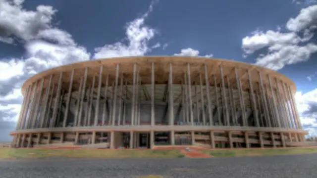 O entorno do estádio Mané Garrincha, o mais caro da Copa, é um dos locais explorados pelo parkour