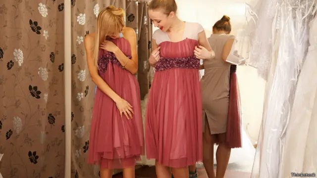 Розовые платья