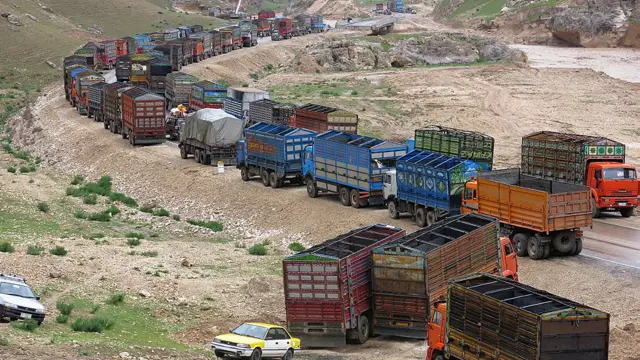 او نوشته که این عکس‌ها مربوط به دره صوف و صفی از کامیون‌های مانده در جاده است