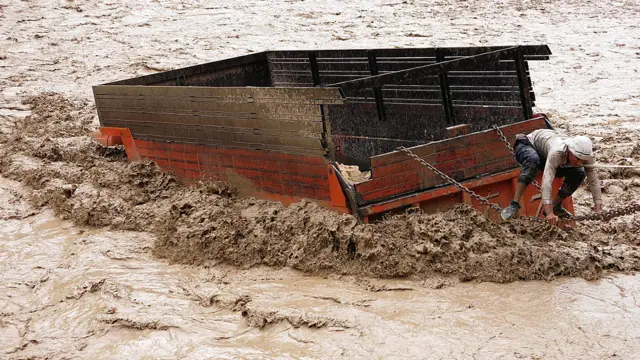 براتعلی جعفری نوشته که سیلاب روز پنجشنبه بخشی از جاده دره صوف را ویران کرده است