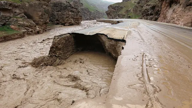 براتعلی جعفری نوشته که سیلاب روز پنجشنبه بخشی از جاده دره صوف را ویران کرده است