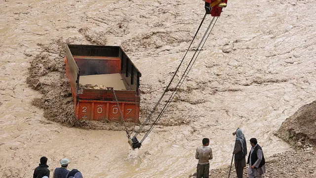 براتعلی جعفری از مزارشریف این عکس‌ها را از سیلاب در جاده در ولایت سمنگان فرستاده است