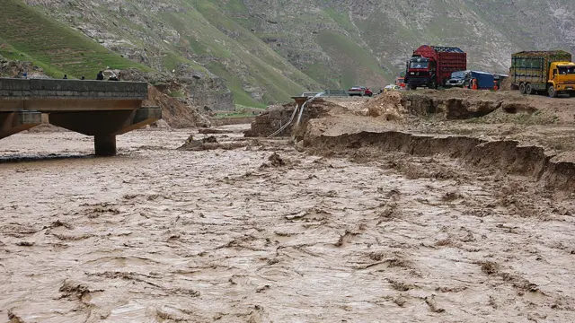 خراب شدن پل در دره صوف باعث شده که صفی از خودروها در دو طرف رود تشکیل شود