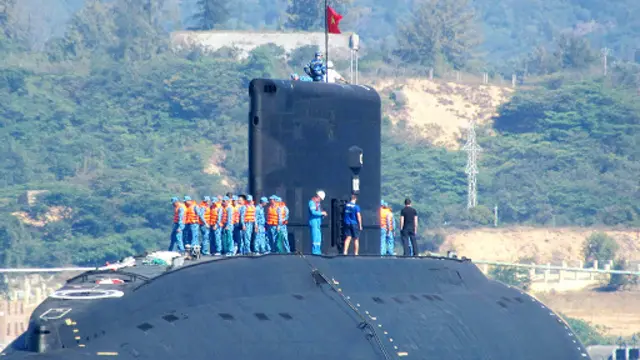 Tàu ngầm Kilo 636 đầu tiên của Việt Nam hạ thủy tại Vịnh Cam Ranh đầu năm 2014