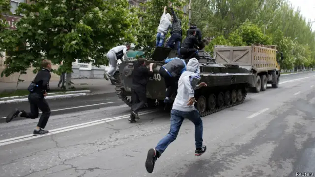 Местным активистам удалось захватить БМП украинских военных