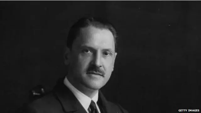 سامرست موآم در رشته پزشکی فارغ التحصیل شد ولی این حرفه را رها کرد تا به طور تمام وقت به نویسندگی بپردازد