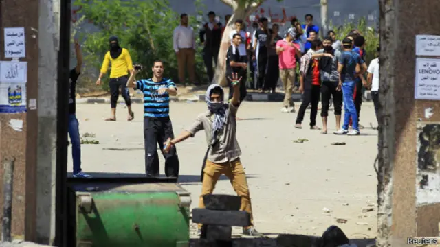 رشق الطلاب المتظاهرون الشرطة بالحجارة