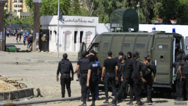 اقتحمت قوات الأمن المصرية مدينة الطلاب (بنين) في جامعة الأزهر بمنطقة مدينة نصر في القاهرة