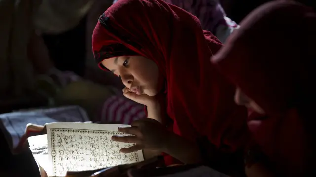 سینیٹر بزنجو نے کہا کہ سکولوں میں طلبا کی تعداد کم اور مدرسوں میں بڑھ رہی ہے