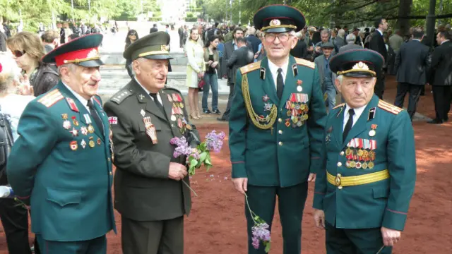 Каждый год ветеранов Второй мировой войны в парке Ваке становится все меньше