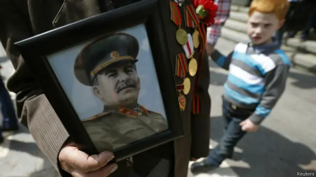 Несколько ветеранов пришли на празднование Дня победы с портретом Сталина