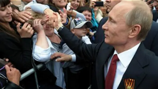 گزارشگر بی‌بی‌سی در کریمه می‌گوید مردم سواستیپول روز جمعه با خود پرچم های سفید و آبی و قرمز روسیه را حمل می‌کردند و از ولادیمیر پوتین همچون یک "فاتح" استقبال می‌کردند 