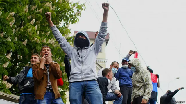 Пророссийские активисты в Мариуполе