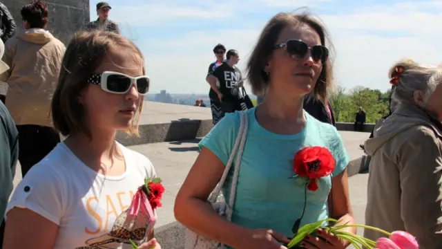 Киевлянка Светлана была одной из немногих, кто появился на праздновании Дня победа с алым маковым цветком на груди