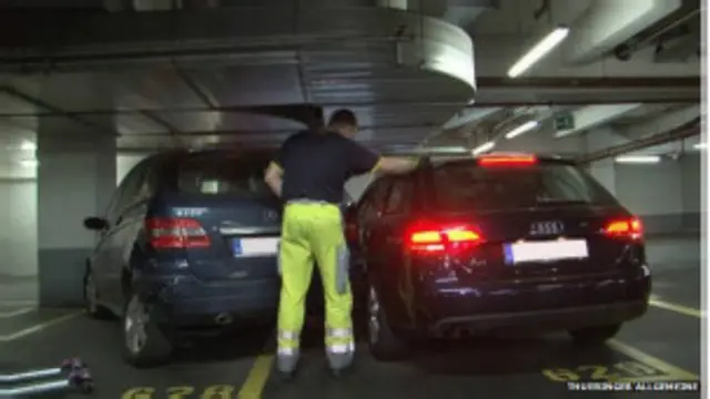 گاڑیوں کو بڑی مشکل سے باہر نکالا گیا