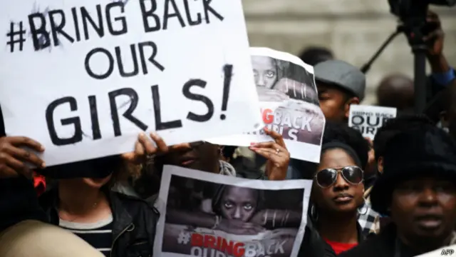 示威民眾在倫敦市中心的尼日利亞駐英國使館門前抗議