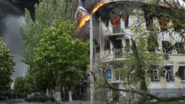 Під час нападу загорілося будівля маріупольської міліції 