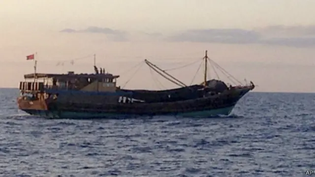 这张照片由菲律宾当局提供，菲律宾官员指这艘插有中国国旗的船只进入了菲律宾海域