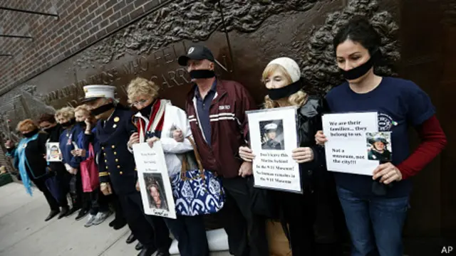 Familiares de víctimas protestan por el traslado de los restos al nuevo museo de la memoria