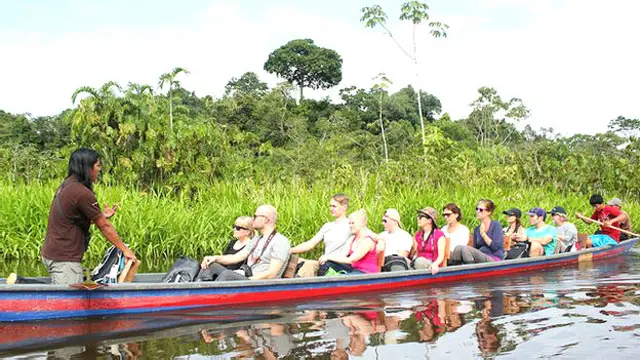 Joven kichwa en una canoa que transporta ecoturistas