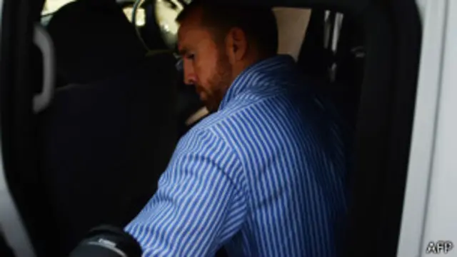 جوئل کوکس کو پیر کو کراچی کے جناح انٹرنیشنل ایئرپورٹ پر نائن ایم ایم پستول کی پندرہ سے زائد گولیاں سمیت گرفتار کیا گیا تھا