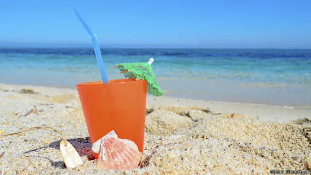 Un cocktail a la orilla de una playa
