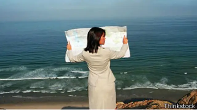 Mujer ejecutiva frente al mar