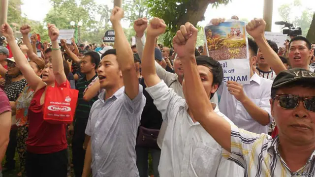 Người biểu tình hô vang các khẩu hiệu khẳng định chủ quyền trước tòa đại sứ Trung Quốc