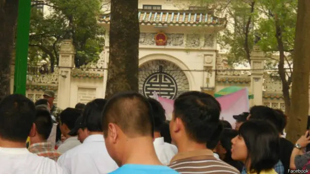 Một số nhân viên bên trong tòa đại sứ Trung Quốc được cho là đã quay phim, chụp hình người biểu tình 