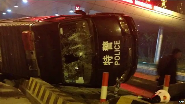 警车和警察成为公众发泄愤怒的目标