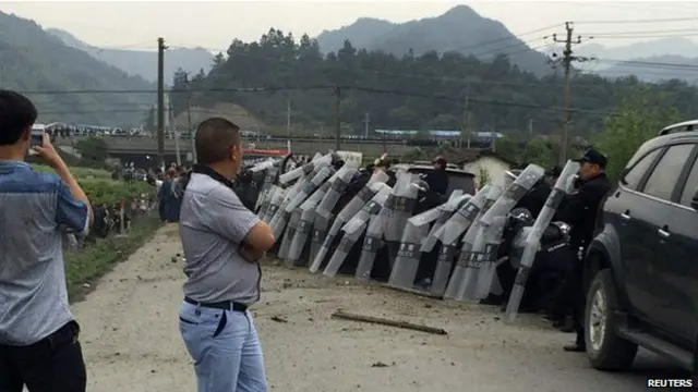 在餘杭防暴警察面對抗議人群採取戒備 