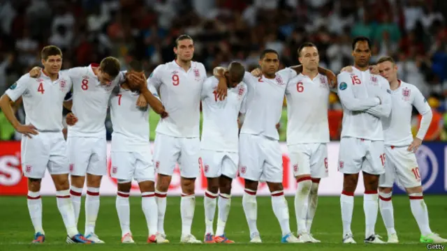 Timnas Inggris beberapa menit sebelum kalah adu penalti dari Italia di Piala Eropa 2012.