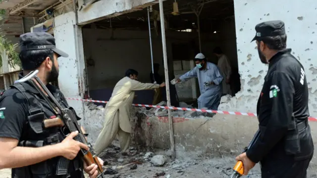 پشاور میں خودکش حملہ آور نے اتوار کو طہماس خان سٹیڈیم کے گیٹ کے باہر دھماکہ کیا۔