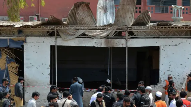 اس دھماکے سے سٹیڈیم کے باہر واقع مسجد کو بری طرح نقصان پہنچا۔