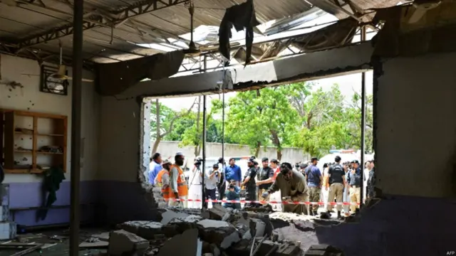 دھماکے سے مسجد کی بیرونی دیوار بھی منہدم ہوگئی۔