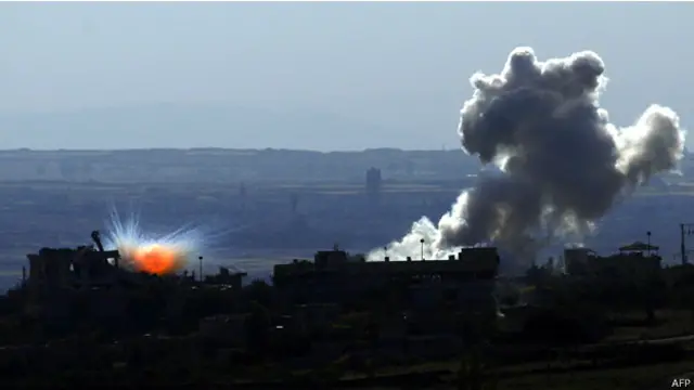 القوات الحكومية وقوات المعارضة السورية تتبادلان القصف قرب بلدة القحطانية القريبة من مرتفعات الجولان يوم الاحد