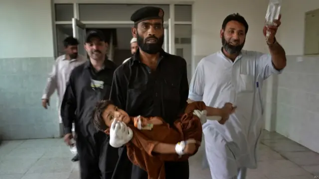 دھماکے کے زخمیوں کو قریبی ہسپتالوں میں منتقل کیا گیا۔